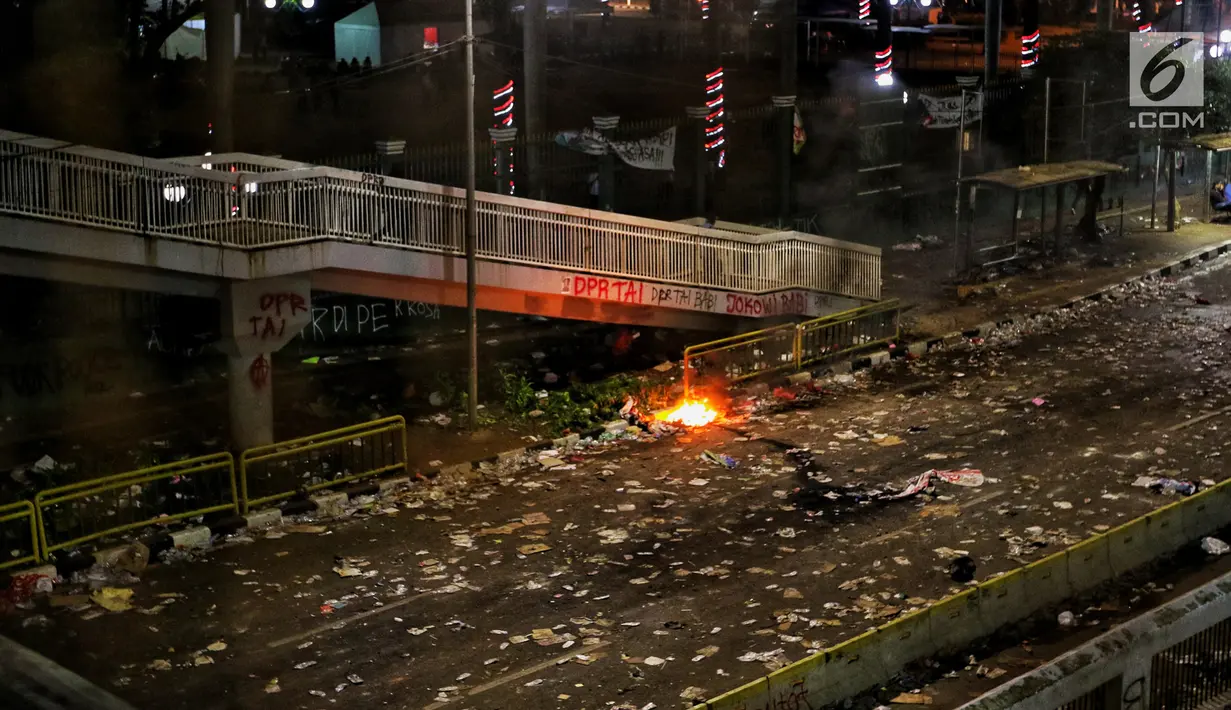 Suasana Jalan Tol Dalam Kota dan Jalan Gatot Soebroto pascademonstrasi mahasiswa di depan Gedung DPR/MPR, Jakarta, Selasa (24/9/2019). Demonstrasi mahasiswa di depan Gedung DPR RI berujung ricuh menyebabkan lalu lintas kendaraan dialihkan. (Liputan6.com/JohanTallo)
