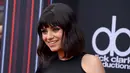 Aktris cantik Mila Kunis berpose setibanya menghadiri Billboard Music Awards 2018 di MGM Grand Garden Arena, Las Vegas, Minggu (20/5). Style rambut dengan potongan long bob tersebut terlihat unik dengan poni baru Mila Kunis. (Jordan Strauss/Invision/AP)