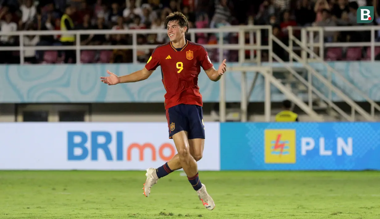 Pemain Timnas Spanyol U-17, Marc Guiu melakukan selebrasi setelah mencetak gol kemenangan timnya ke gawang Timnas Jepang U-17 pada laga 16 besar Piala Dunia U-17 2023 di Stadion Manahan, Solo, Senin (20/11/2023). (Bola.com/Arief Bagus)