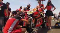 Pembalap Aruba.it, Alvaro Bautista menunggu di atas sepeda motor jelang start balapan superpole WSBK Mandalika 2022 di Sirkuit Mandalika, Lombok, Minggu (13/11/2022). (Marco Tampubolon/Liputan6.com)