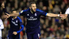 Penyerang Real Madrid, Karim Benzema melakukan selebrasi usai mencetak gol kegawang Valencia pada lanjutan liga Spanyol di stadion Mestalla, (3/1/2015). Real Madrid bermain imbang dengan Valencia dengan skor 2-2. (AFP/JOSE JORDAN)