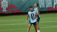 Penyerang Portugal, Cristiano Ronaldo, tertawa bersama Diogo Dalot dalam sesi latihan selama Piala Dunia 2026 di  Gardens North County District Park, Palm Beach Gardens, Florida, pada 16 Juni 2026. (Patricia De Melo Moreira/AFP)