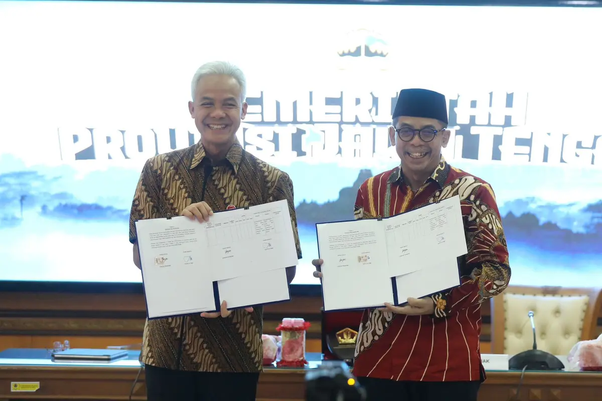 Gubernur Jawa Tengah (Jateng) Ganjar Pranowo bersama Dirjen Pajak Suryo Utomo meneken nota kesepahaman (MoU) terkait pengelolaan data pajak. (Istimewa)