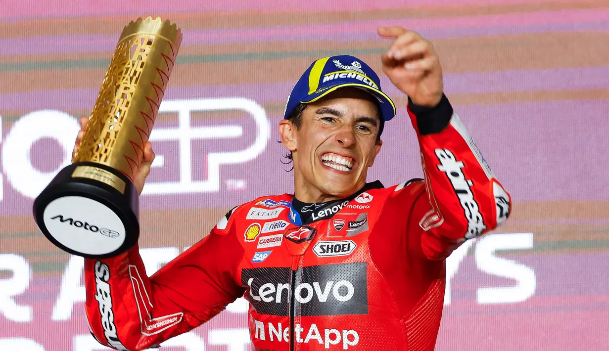 Pembalap Ducati Lenovo asal Spanyol, Marc Marquez merayakan kemenangan di podium pada akhir Grand Prix MotoGP Qatar 2025 di Sirkuit Internasional Lusail, Doha, pada 13 April 2025 atau Senin (14/4/2025) dini hari WIB. (Karim JAAFAR/AFP)