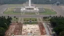 Suasana proyek revitalisasi Taman Sisi Selatan Monumen Nasional dilihat dari ketinggian, Jakarta, Minggu (19/1/2020). Proses revitalisasi kawasan Monas menggunakan skema multi-years dalam waktu tiga tahun dari 2019 hingga 2021. (Liputan6.com/Helmi Fithriansyah)