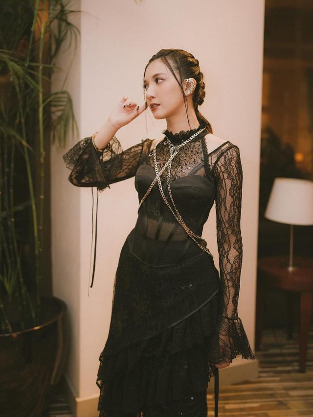 7 Pesona Sheila Dara dalam Premier Film Jagat Arwah, Tampil Berkonsep Gothic