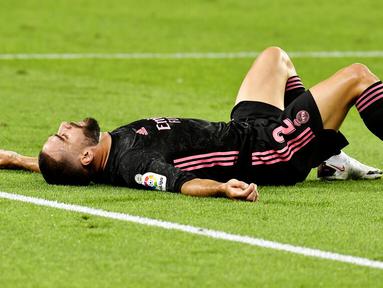Bek Real Madrid, Dani Carvajal, tampak lesu usai gagal menang saat melawan Real Sociedad pada laga Liga Spanyol di Stadion Anoeta, Minggu (20/9/2020). Kedua tim bermain imbang 0-0. (AP/Alvaro Barrientos)