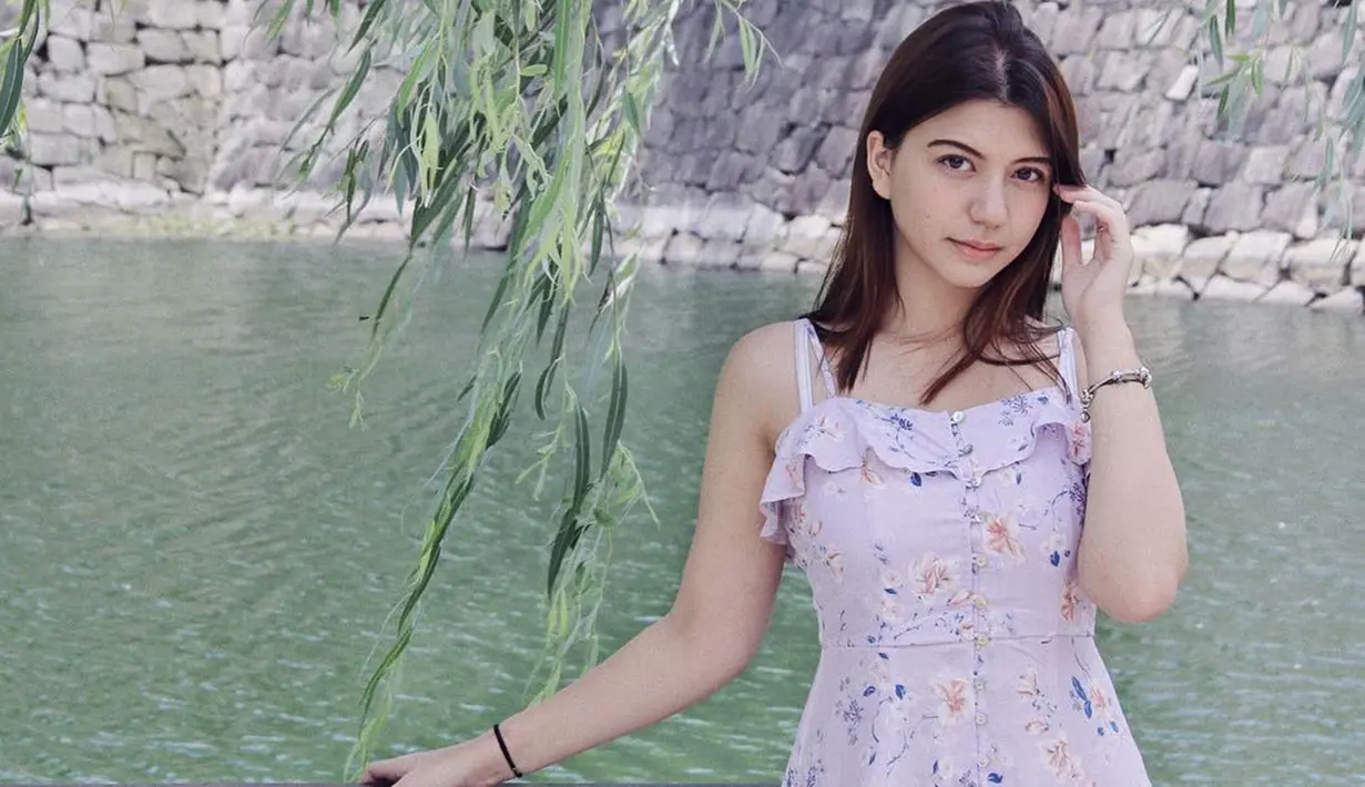 Berbagai gaya busana pun telah dicoba oleh pemilik nama lengkap Gemma Galgani Cassandra Sheryl Lee ini. Tak hanya gaya kasual, pesona Cassandra Lee begitu anggun saat mengenakan dress berwarna ungu ini. (Liputan6.com/IG/@cassandraslee)