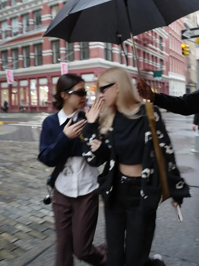 Potret Gaya Slay Rose dan Jennie BLACKPINK yang Hangout Bareng Sambil Julid di New York, Outfitnya Tetap Mahal