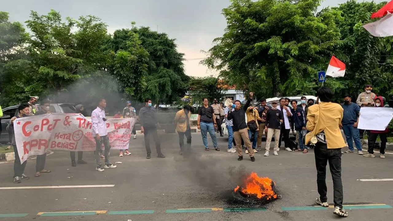 Puluhan mahasiswa kembali berdemo di depan Gedung DPRD Kota Bekasi.