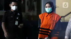 Tersangka Nur Afifah Balqis usai menjalani pemeriksaan lanjutan di Gedung KPK, Jakarta, Senin (14/2/2022). Nur Afifah Balqis diduga berperan mengelola uang dalam kasus dugaan suap yang melibatkan Bupati Penajam Paser Utara, Kalimantan Timur, Abdul Gafur Mas'ud. (Liputan6.com/Helmi Fithriansyah)