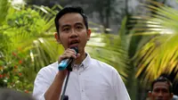 Gibran Rakabuming Raka saat memberikan kata sambutan di hadapan para relawan sebelum berangkat mendaftar ke DPD PDIP Jawa Tengah di Semarang, Kamis (12/12).(Liputan6.com/Fajar Abrori)