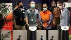 Hakim Agung, Gazalba Saleh (tengah) dikawal menuju kendaraan tahanan usai rilis penahanan di Gedung Merah Putih KPK, Jakarta, Kamis (8/12/2022). KPK menahan Gazalba Saleh sebagai tersangka dugaan suap pengurusan perkara pidana Koperasi Simpan Pinjam (KSP) Intidana di Mahkamah Agung (MA). (Liputan6.com/Helmi Fithriansyah)