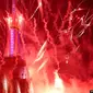 Cahaya kembang api menerangi langit di atas Gedung Empire State dalam peringatan Hari Kemerdekaan AS 4 Juli di New York, 4 Juli 2021. (Foto: Timothy A. Clary/AFP)