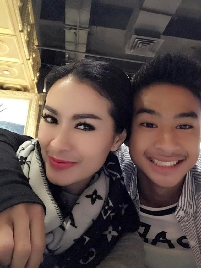 6 Potret Kebersamaan Devano Danendra dan Iis Dahlia, Anak Bungsu Kesayangan