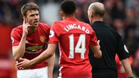 Gelandang Manchester United Michael Carrick melakukan protes terhadap wasit Mike Dean dalam laga melawan West Bromwich Albion di Old Trafford, Sabtu (1/4/2017). (AFP/Oli Scarff)