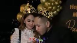 Jenita Janet rupanya telah menyiapkan kejutan untuk sang suami. Ia memberikan kue tart beserta lilin lengkap dengan topi dan balon-balon. (Foto: Instagram/@jenitajanet)