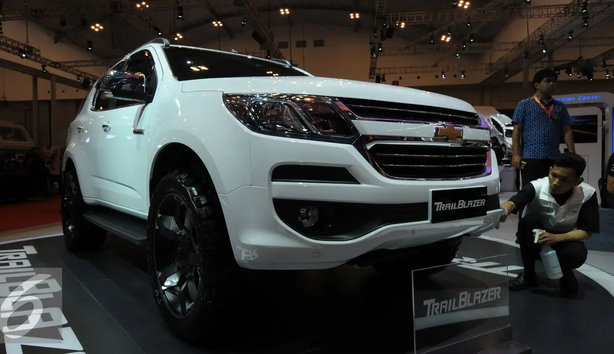 Pekerja membersihkan mobil keluaran terbaru dari Chevrolet yang dipamerkan pada GIIAS 2016 di ICE BSD City Serpong, Banten, Kamis (11/8). Chevrolet LTZ Trim tersebut dipasarkan Rp 439 juta otr. (Liputan6.com/Helmi Fithriansyah)