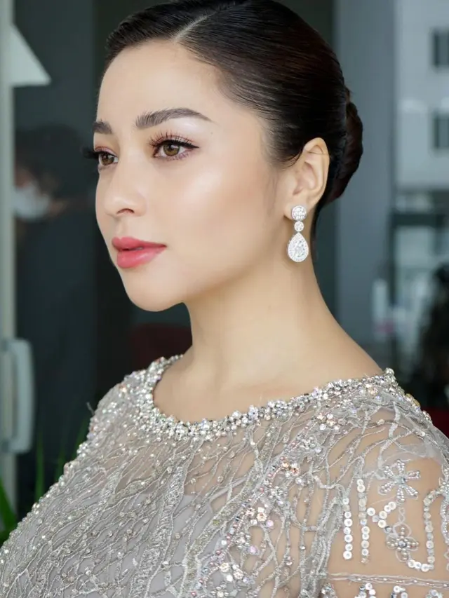 7 Potret Detail Penampilan Nikita Willy di Hari Pernikahan Sang Adik, Menawan