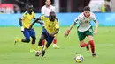 Pemain Bulgaria, Kristiyan Balov (kanan) berebut bola dengan pemain Kepulauan Solomon, Junior David dalam laga semifinal FIFA Series 2026 di Stadion Utama Gelora Bung Karno (SUGBK), Senayan, Jakarta, Jumat (27/03/2026). (Bola.com/M Iqbal Ichsan)