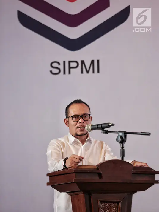 Menaker Hanif Dhakiri memberi sambutan saat peluncuran Aplikasi SIPMI, Jakarta, Kamis (27/12). Aplikasi ini dirancang untuk memudahkan pekerja migran Indonesia untuk mengakses layanan prosedural dan informasi resmi pemerintah. (Liputan6.com/Faizal Fanani)