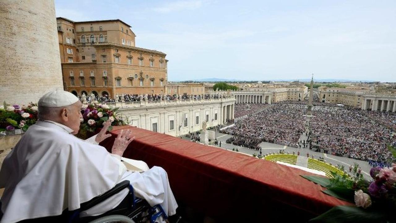 Paus Fransiskus menyapa orang banyak di St. Peter's Square selama pemberkatan Urbi et Orbi pada hari Minggu Paskah (Divisi Foto MEDIA VATICAN)