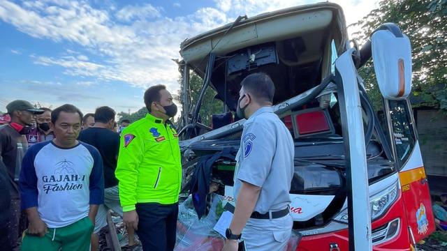 Bus Harapan Jaya tertabrak kereta api di Tulungagung. (Dian Kurniawan/Liputan6.com)
