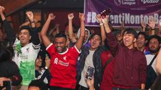 Roaring Night pertandingan Premier League antara Manchester United (MU) kontra Liverpool yang digelar komunitas penggemar Liverpool, Bigreds regional Bekasi berkolaborasi dengan Vidio, Bola.com dan Bola.net sebagai sponsor, berlangsung meriah di Omma Restaurant, Bekasi, Minggu (7/4/2024). Chant dukungan dari Bigreds terdengar riuh sepanjang laga yang memberi warna tersendiri dalam laga yang berkesudahan imbang 2-2. (Bola.com/Abdul Aziz)