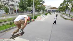 Seorang pria bermain papan luncur atau skateboard di sebuah taman olahraga jalanan di Wina, Austria, pada 8 Juli. Sejumlah orang di ibu kota Austria, Wina, pergi ke taman olahraga jalanan untuk melakukan olahraga luar ruangan setelah pembatasan COVID-19 dicabut. (Xinhua/Georges Schneider)
