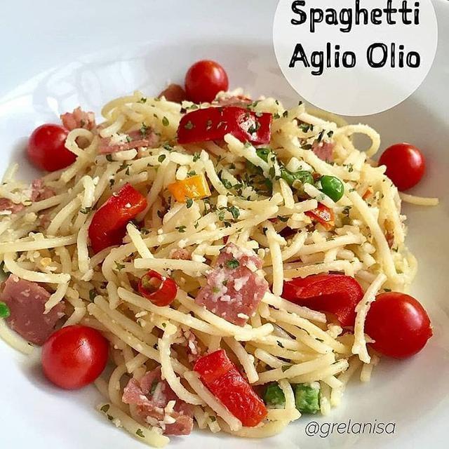 Sepiring aglio olio dengan tomat cerry