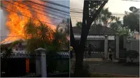 Api besar tampak berkobar di atap rumah mewah kompleks Widya Chandra. (Twitter.com/@jaesnicko )