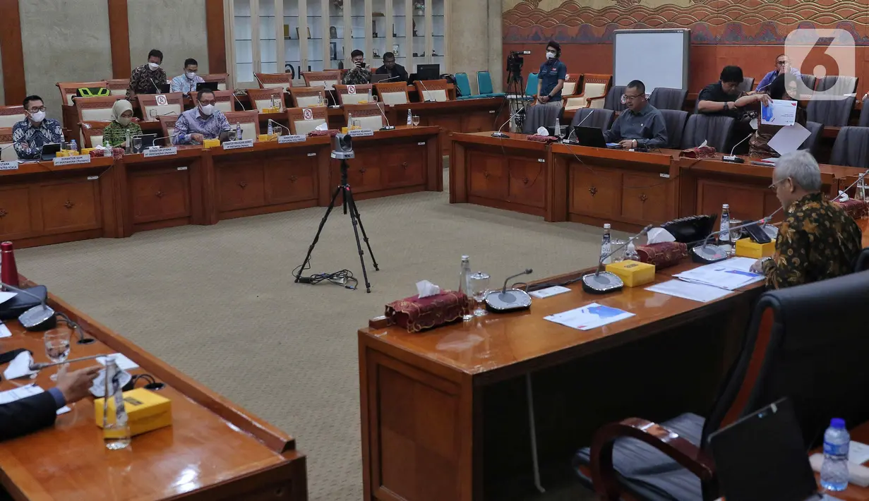 Suasana rapat dengar pendapat antara Komisi VI DPR dengan jajaran petinggi PT Pertamina (Persero) di kompleks Parlemen, Senayan, Jakarta, Kamis (8/9/2022). Rapat tersebut perkembangan terkini soal kenaikan harga BBM bersubsidi, produksi atau lifting minyak, pengolahan minyak, serta kapasitas kilang minyak. (Liputan6.com/Angga Yuniar)