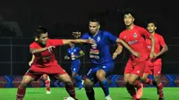 Striker Arema FC, Elias Alderete, dihadang para pemain Sabah FA pada laga lanjutan Grup B Piala Gubernur Jatim 2020 di Stadion Kanjuruhan, Kabupaten Malang, Selasa (11/2/2020) malam WIB. Dalam laga itu, Arema menang 2-0. (Bola.com/Iwan Setiawan)