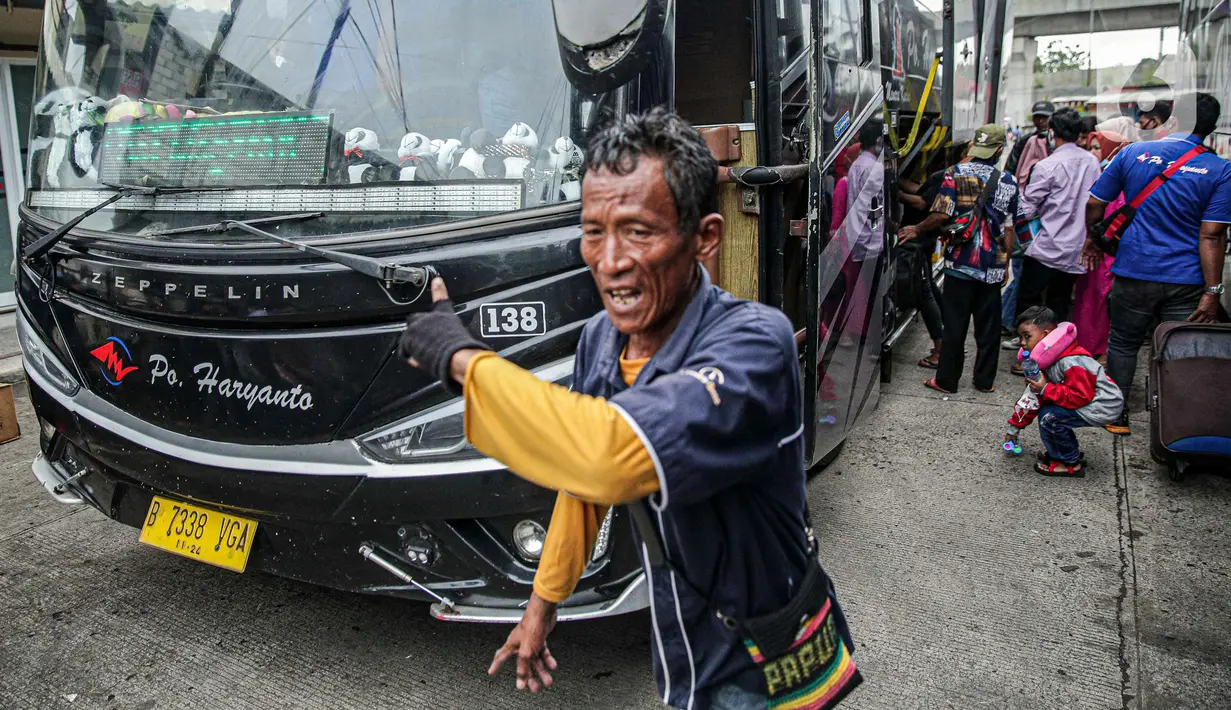 <p>Penumpang memasukkan barang bawaan ke bagasi bus AKAP di Terminal Bayangan Lebak Bulus, Jakarta, Kamis (21/4/2022). Sebagian pemudik memilih pulang kampung lebih awal untuk menghindari puncak arus mudik Lebaran. (Liputan.com/Faizal Fanani)</p>