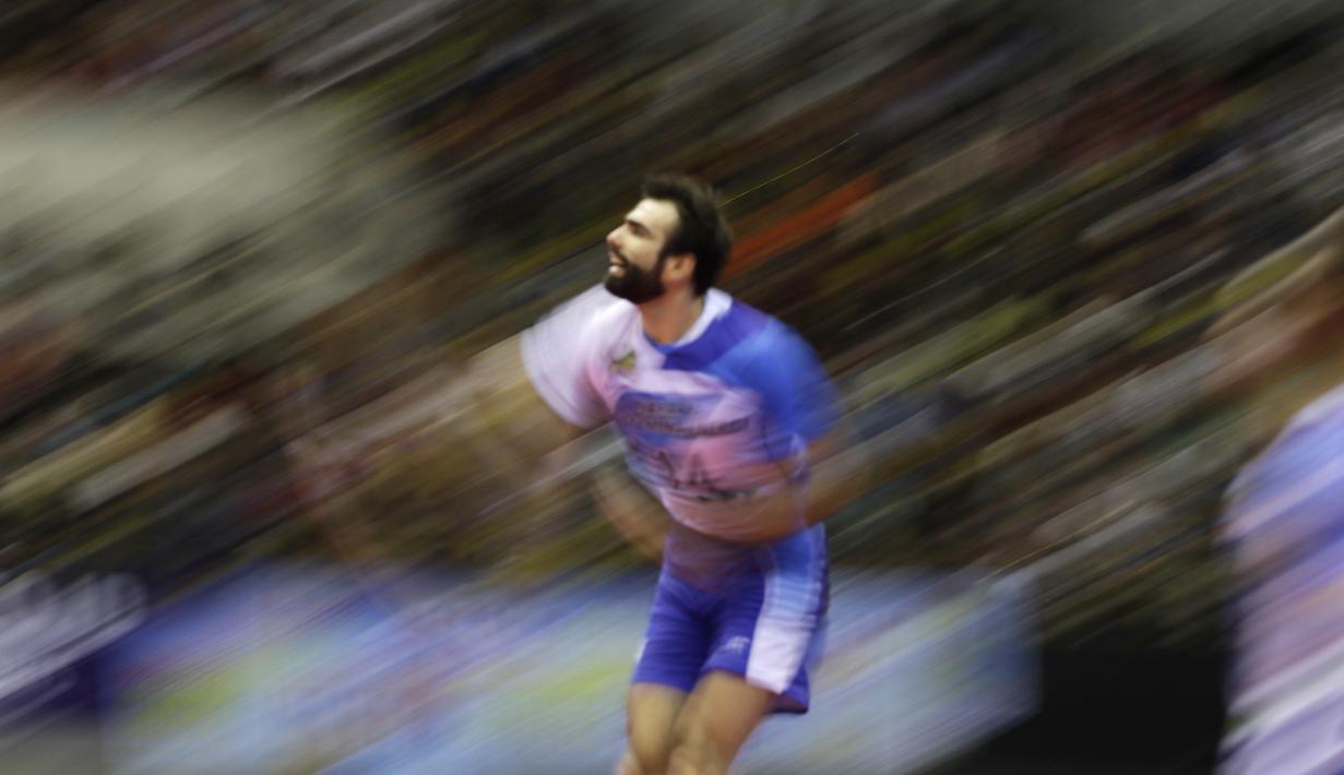 Pemain Jakarta Pertamina Energi, Aleksandar Minic, melakukan smes saat melawan Palembang Bank Sumselbabel dalam ajang Proliga 2019 di GOR Among Rogo, Yogyakarta, Minggu (24/12). JPE menang 3-1 atas PBS. (Bola.com/Yoppy Renato)