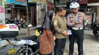 Petugas BPKB Delivery Direktorat Lalu Lintas Polda Riau mensosialisasikan kepada warga menjauhi isu hoax tentang Sara menjelang pemilihan umum. (Liputan6.com/M Syukur)