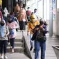 Penumpang berjalan keluar Stasiun Tanah Abang, Jakarta, Selasa (16/11/2021). Pemerintah telah memperpanjang kebijakan Pemberlakuan Pembatasan Kegiatan Masyarakat (PPKM) Jawa-Bali mulai 16-29 November 2021. (Liputan6.com/Angga Yuniar)