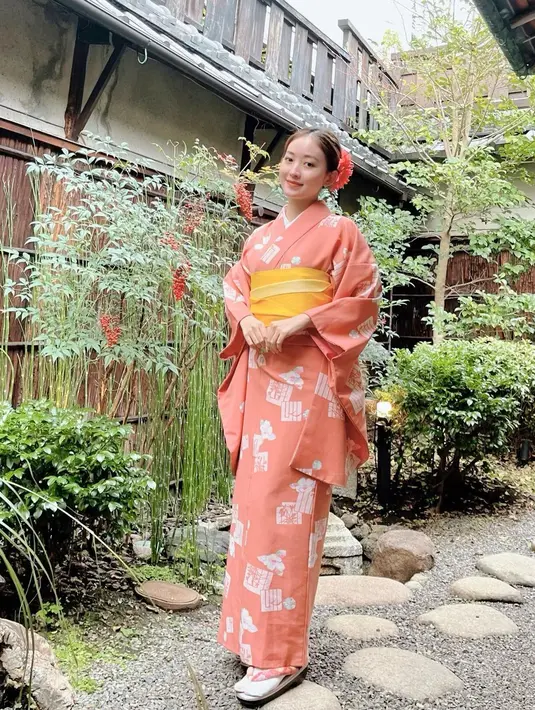 Berpose di sebuah pekarangan rumah, aktris 23 tahun ini tampil anggun mengenakan kimono warna peach dan obi warna kuning. Tatanan rambut low bun yang dihiasi bunga warna oranye membuat penampilannya terlihat semakin manis. Well, di antara penampilan Natasha Wilona tadi, mana yang jadi favoritmu? [@natashawilona12]