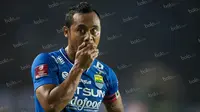 Gelandang Persib, Atep, saat laga Torabika Soccer Championship 2016 melawan Sriwijaya FC di Stadion Si Jalak Harupat, Bandung, Sabtu (30/4/2016). (Bola.com/Vitalis Yogi Trisna)