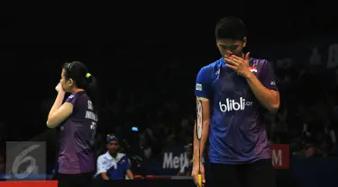 Pebulutangkis ganda campuran Indonesia, Praveen Jordan/Debby Susanto mengusap keringat saat laga melawan Lu Kai/Huang Yaqiong (China) di BCA Indonesia Open 2016 di Istora Senayan, Jakarta, Selasa (31/5/2016). (Liputan6.com/Helmi Fithriansyah)