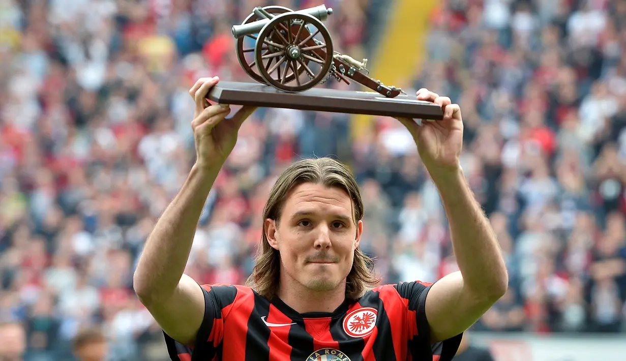 Alexander Meier. Striker yang pensiun pada 2020 bersama Western Sidney di A-League pernah dua kali menjadi top skor di Liga Jerman bersama Eintracht Frankfurt. Pertama pada 2011/2012 di Bundesliga 2 dan 2014/2015 di Bundesliga. Namun tak sekalipun gelar Liga Jerman diraihnya. (AFP/Torsten Silz)