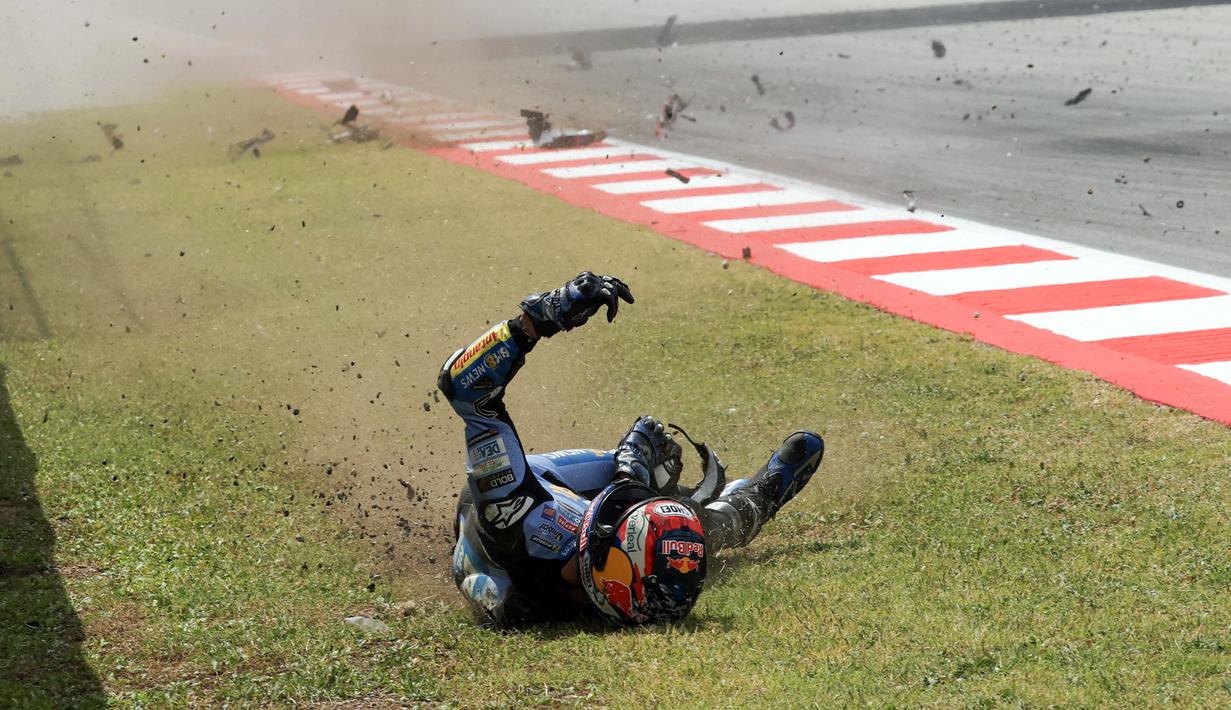 Alex Marquez bersenggolan dengan motor pembalap Pedro Acosta yang tiba-tiba kehilangan tenaga pada lap ke-12. Hal tersebut membuatnya keluar lintasan. (AFP/Daniel Ballarin)