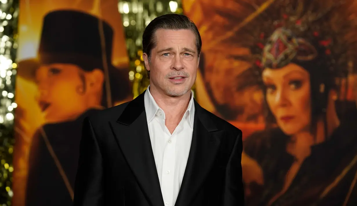 Brad Pitt berpose saat menghadiri premiere film "Babylon" di Academy Museum of Motion Pictures, Los Angeles, Amerika Serikat, 15 Desember 2022. Pada acara tersebut Brad Pitt bergabung dengan lawan mainnya dalam drama komedi "Babylon", Margot Robbie dan Olivia Wilde. (AP Photo/Chris Pizzello)
