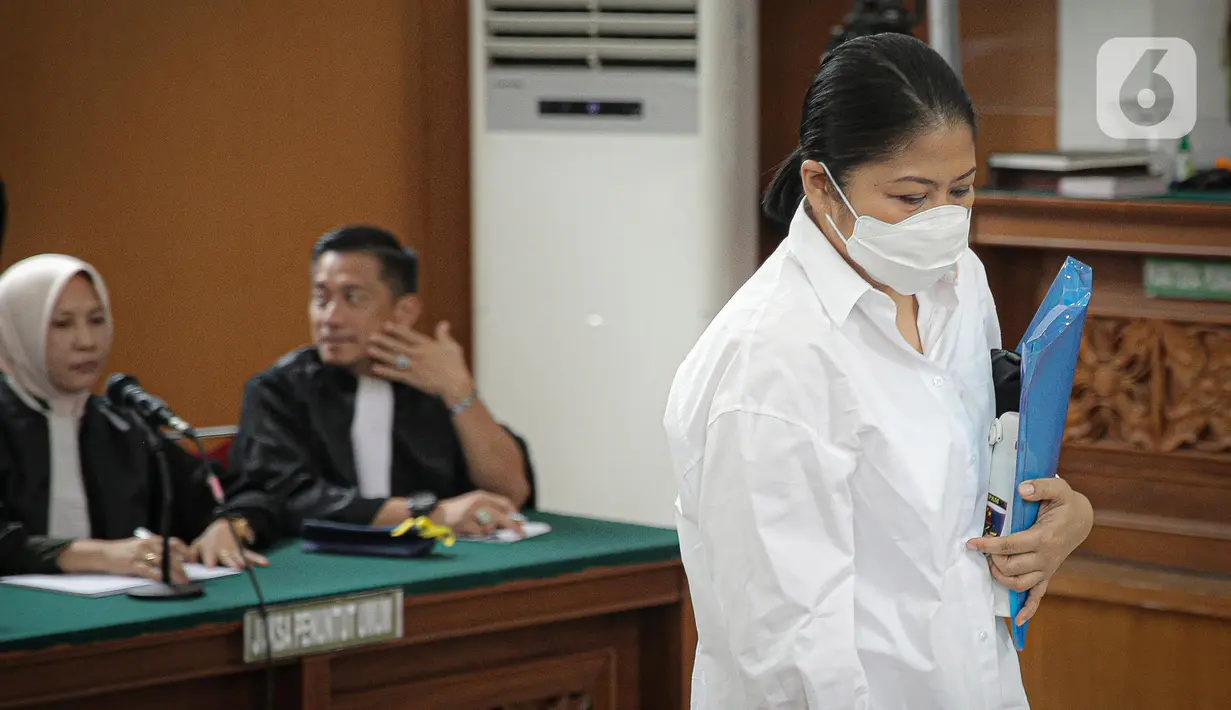Putri Candrawathi bersiap menjalani sidang kasus pembunuhan berencana Yosua Hutabarat atau Brigadir J di Pengadilan Negeri Jakarta Selatan, Jakarta, Rabu (25/1/2023). Menurut Putri, kejadian menyakitkan itu terjadi pada 7 Juli 2022. Hari itu bertepatan dengan perayaan hari ulang tahun pernikahan dirinya dengan Ferdy Sambo. (Liputan6.com/Faizal Fanani)