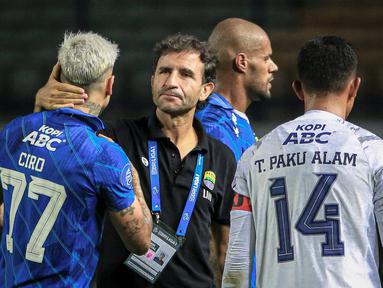 Pelatih kepala Persib Bandung, Luis Milla (tengah) bercengkrama dengan pemainnya, Ciro Alves (kiri) pada laga pekan ketiga BRI Liga 1 2023/2024 antara Persib Bandung melawan Dewa United di Stadion GBLA, Bandung, Jumat (14/07/2023). (Bola.com/Bagaskara Lazuardi)