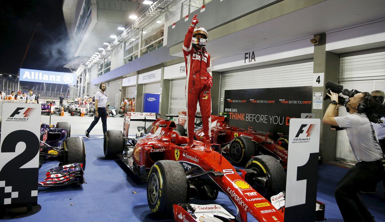 Ekspresi Sebastian Vettel setelah memenangi balapan seri GP Singapura di Sirkuit Marina Bay, Singapura, Minggu (20/9/2015). (Reuters/Edgar Su)