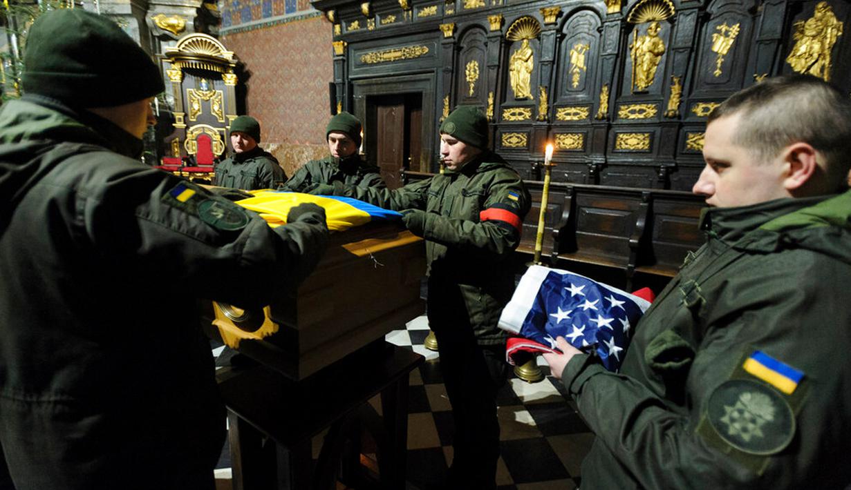 Tentara Ukraina menghadiri upacara perpisahan untuk warga negara Amerika Serikat Daniel W. Swift di Lviv, Ukraina, 31 Januari 2023. Seorang mantan Navy SEAL AS yang disersi pada 2019 tewas pekan lalu di Ukraina dalam pertempuran dengan tentara Rusia. (AP Photo/Mateusz Nowak)