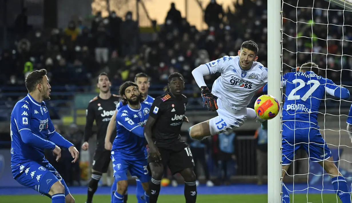 Guglielmo Vicario. Kiper Empoli asal Italia berusia 25 tahun yang merupakan pinjaman dari Cagliari ini total kebobolan sebanyak 70 gol di Liga Italia musim 2021/2022 meski mampu membuat 152 saves. Jumlah tersebut didapat dari seluruh 38 laga dimana ia selalu bermain penuh selama 90 menit. Di akhir musim Empoli menempati posisi ke-14 di klasemen akhir dan pihak klub pun akhirnya mempermanenkan Guglielmo Vicario mulai musim 2022/2023. (AFP/Alberto Pizzoli)