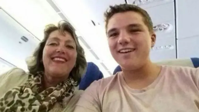 Foto selfie terakhir Gary dan ibunya. | Foto: copyright dailymail.co.uk