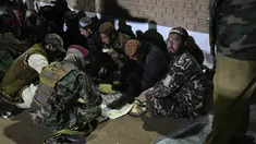 Pasukan Taliban berbuka puasa selama bulan suci Ramadhan di dekat Masjid Wazir Akber khan di Kabul, Afghanistan (4/4/2022). (AFP/Ahmad Sahel Arman)